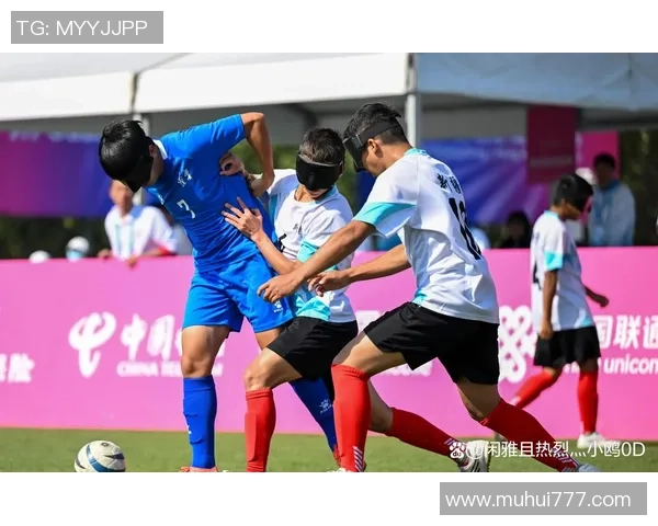 街头偶遇足球巨星：球场英雄化身普通人，引发热烈围观和惊喜互动